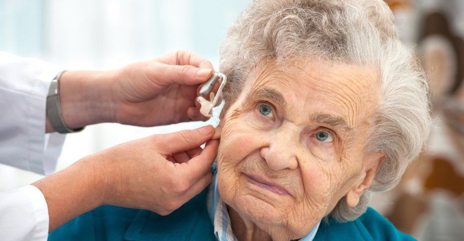Audiology-Innovations-placing-hearing-aids-on-elderly-woman-5c952e75bc810-942x628-1